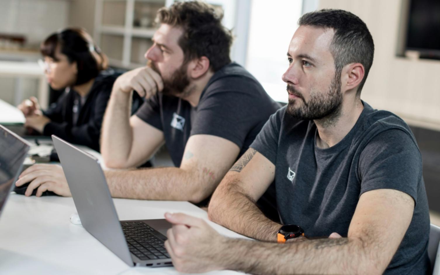 Espace de travail créatif avec outils financiers